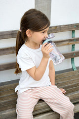 LÄSSIG Tiny Outdoor Kinderflasche Regenbogen 420 ml – Detailansicht der Trinkflasche für Kita, Schule, Wandern und unterwegs
