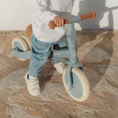 Tricycle 4-in-1 in Blau als mitwachsendes Laufrad und Dreirad für Kinder ab 1 Jahr. Die Nahaufnahme zeigt das stabile Kinderfahrzeug mit ergonomischem Lenker, hochwertigen Rädern und sicherem Design zur Förderung von Balance und Motorik.