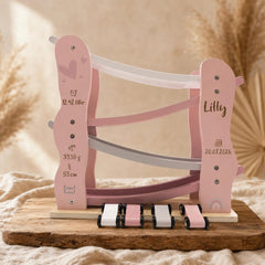 Personalisierte Holz-Rennbahn in Rosa mit vier Autos, Name und Geburtsdaten – individuelles Geschenk zur Geburt.