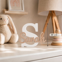 Personalisiertes Namensschild Sarah mit weißem Buchstaben und beigem Namen als Produktdetail mit 20 cm Maßangabe