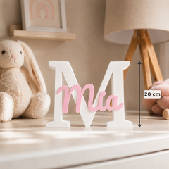 Personalisiertes Namensschild Mia mit weißem Buchstaben und rosa Namen als Produktdetail mit 20 cm Maßangabe