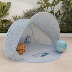 Blaue Strandmuschel für Babys und Kinder als Pop Up Strandzelt im Innenbereich mit Spielzeug – leichter Sonnenschutz und Rückzugsort für Zuhause und Garten