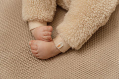 Little Dutch Baby Bunny Teddy-Strampler in Sand – Detailansicht des weichen gefütterten Baby-Overalls für kalte Tage