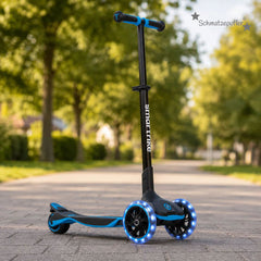 Blauer mitwachsender Kinderroller mit leuchtenden LED-Rädern auf einem Weg im Park bei Tageslicht – stabiler Scooter für Kinder mit sicherem Fahrgefühl im Alltag