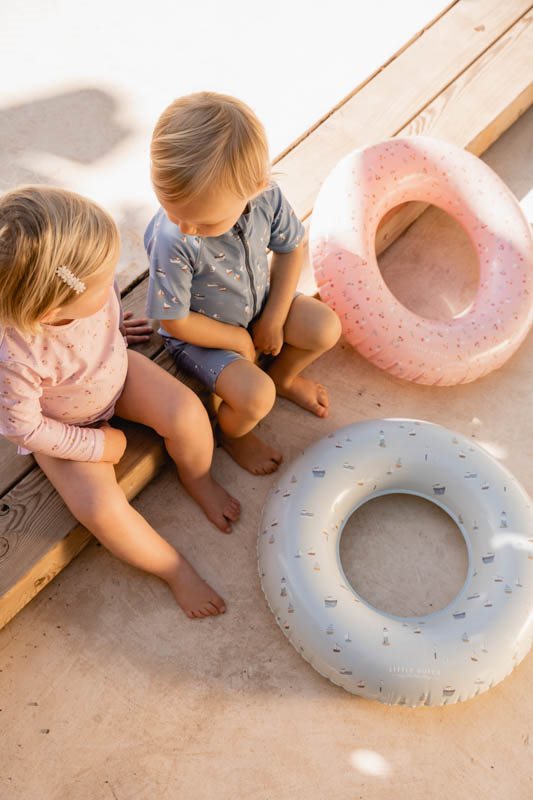 Dunkelblauer Little Dutch Badeanzug Sailors Bay Größe 62/68 – Detailansicht der elastischen Kinder-Bademode mit UV-Schutz