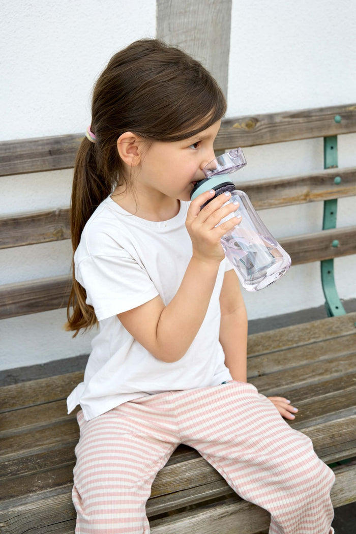 LÄSSIG Tiny Outdoor Kinderflasche Regenbogen 420 ml – Detailansicht der Trinkflasche für Kita, Schule, Wandern und unterwegs