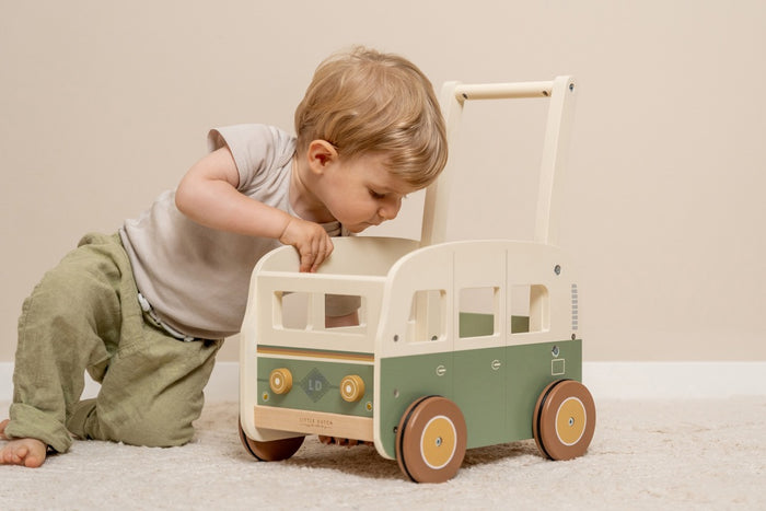 Little Dutch Vintage Laufwagen – Spielszenenansicht des Holz-Schiebewagens im klassischen Surferbus-Look für kleine Entdecker