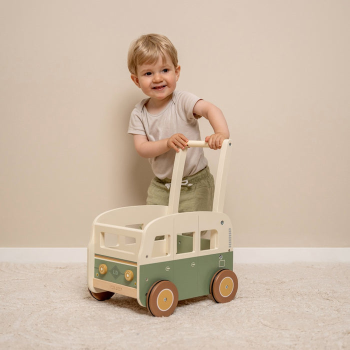 Little Dutch Vintage Laufwagen – Detailansicht des Holz-Schiebewagens mit Retro-Bus-Design und bodenschonenden Gummirädern
