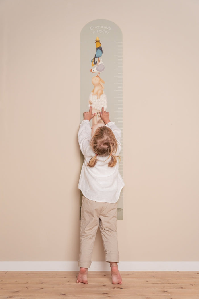 Messlatte Wandaufkleber Little Farm von Little Dutch – Detailansicht des selbstklebenden Kinderzimmer-Stickers mit Bauernhoftieren