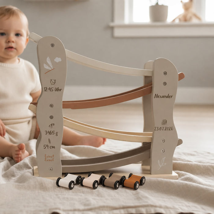 Personalisierte Holz-Kugelbahn mit Name, Geburtsdatum, Geburtszeit, Gewicht und Größe als hochwertiges Geschenk zur Geburt. Individuelles Holzspielzeug für Babys und Neugeborene, personalisiert bei Schmatzepuffer.