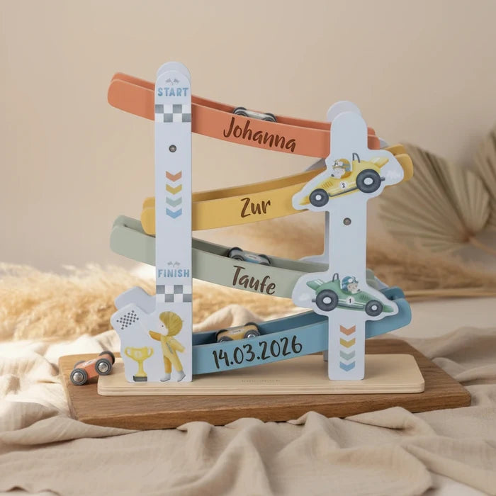 Holz Rennbahn personalisiert zur Taufe mit Name und Taufdatum – individuelles Taufgeschenk für Kinder