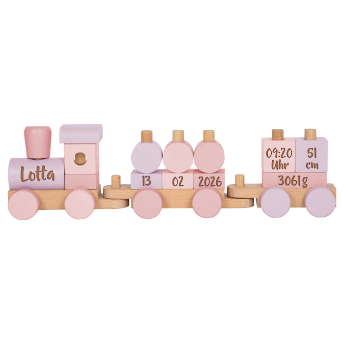 Kind mit rosa small-foot-Bausteinzug als personalisiertes Geburtsgeschenk