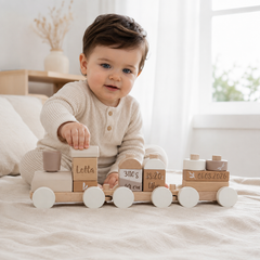 Baby mit personalisiertem Holzzug zur Geburt in Nougat mit Name Lotta und Geburtsdaten 3110 g, 49 cm, 18:20 Uhr und 01.08.2026
