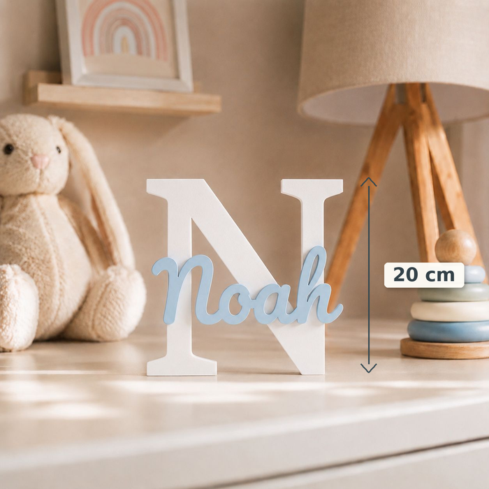 Personalisiertes Namensschild Noah mit weißem Buchstaben und hellblauem Namen als Produktdetail mit 20 cm Maßangabe