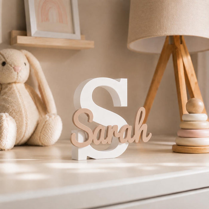 Personalisierter weißer Dekobuchstabe S mit dem Namen Sarah aus Holz fürs Kinderzimmer