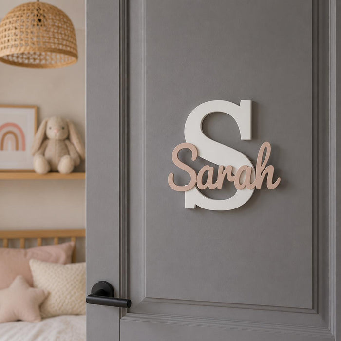 Personalisiertes Türschild für das Kinderzimmer mit weißer Initiale und Name in Beige-Sand