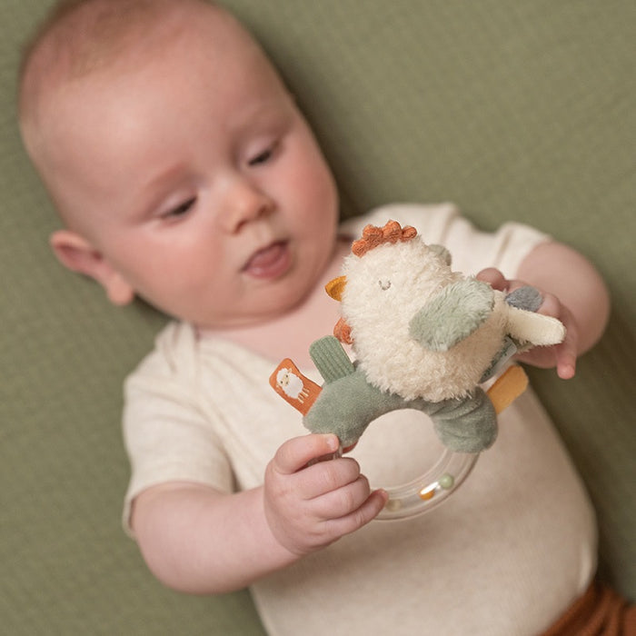 Little Dutch Rassel-Greifling Huhn Little Farm – weiche Ringrassel mit drei Perlen als Babyspielzeug zum Greifen und Schütteln ab Geburt