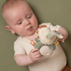 Little Dutch Rassel-Greifling Huhn Little Farm – weiche Ringrassel mit drei Perlen als Babyspielzeug zum Greifen und Schütteln ab Geburt