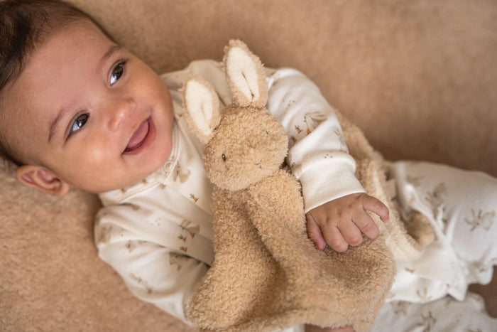 Little Dutch Schnuffeltuch Hase Baby Bunny – Detailansicht des weichen Schmusetuchs als liebevoller Begleiter für Neugeborene