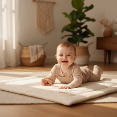 Baby auf Krabbeldecke im Wohnzimmer beim Spielen – weiche Spieldecke für sichere und ruhige Babyentwicklung