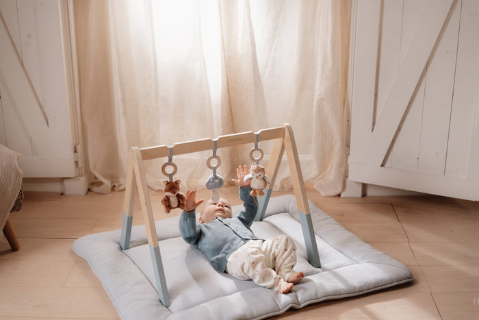 Little Dutch Spieltrapez Forest Friends – Holz-Motorikspielzeug für Babys mit drei hängenden Waldtier-Aktivitäten