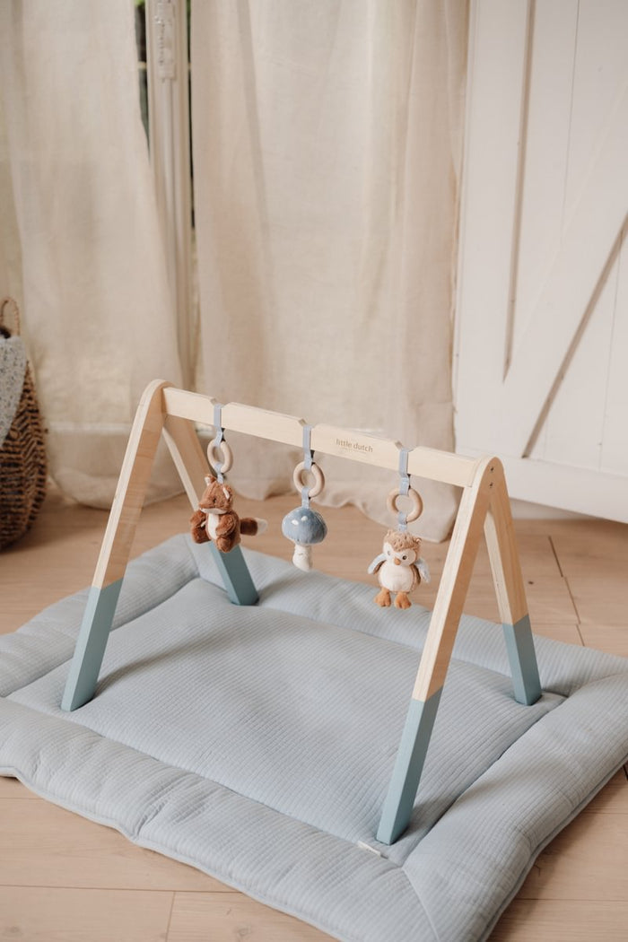 Little Dutch Forest Friends Spieltrapez – Detailansicht des Holz-Babygym mit Fuchs, Eule und Pilz für Babys