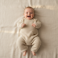 Weicher Strickstrampler in Sand fuer Babys mit hohem Tragekomfort, ideal fuer Alltag, Ausfluege und besondere Momente