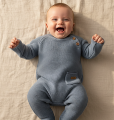 Weicher Strickstrampler in Blau fuer Babys mit hohem Tragekomfort, ideal fuer Alltag, Ausfluege und besondere Momente