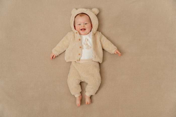 Little Dutch Teddy-Jacke Baby Bunny Sand – weitere Produktansicht der weichen Baby- und Kinderjacke für kalte Tage