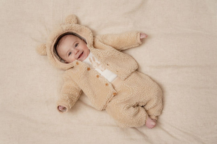 Little Dutch Baby Bunny Teddy-Jacke in Sand – Detailansicht der kuscheligen Winterjacke für Babys und Kinder