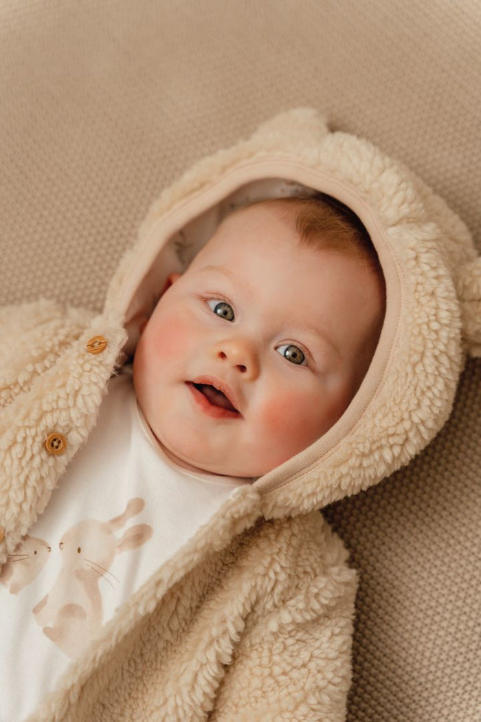 Little Dutch Teddy-Jacke Baby Bunny Sand – kuschelige Babyjacke in neutralem Sandton aus der Winterkollektion