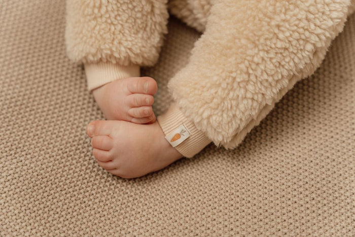 Little Dutch Baby Bunny Teddy-Strampler in Sand – Detailansicht des weichen gefütterten Baby-Overalls für kalte Tage