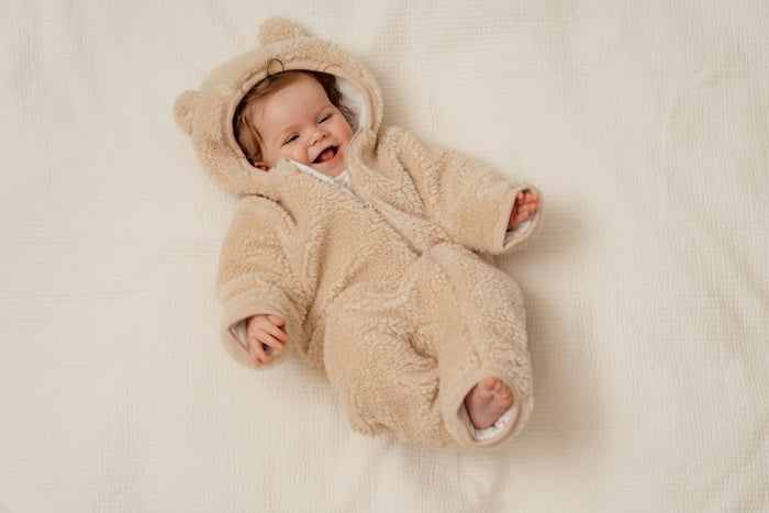 Little Dutch Teddy-Strampler Baby Bunny Sand – kuscheliger Baby-Overall mit Kapuze, Hasenohren und weichem Jersey-Futter