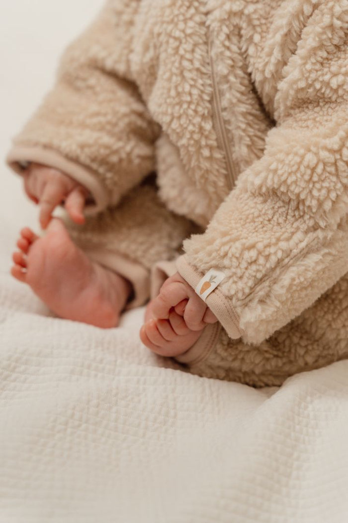 Teddy-Overall Baby Bunny Sand von Little Dutch – warmer Baby-Strampler mit Hasenohren, Fäustlingen und Frontreißverschluss