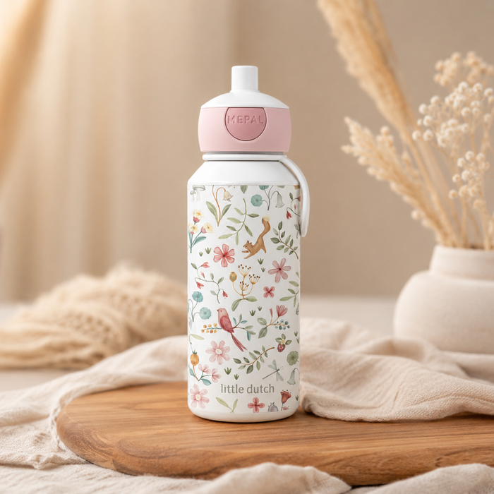 Little Dutch Trinkflasche Fairy Wonders mit rosa Mepal Verschluss auf Holzbrett vor warmem Kinderzimmer-Hintergrund