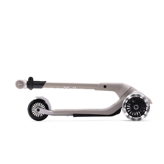 Xtend Mini+ Kinder Scooter in Beige zusammengeklappt, faltbar und kompakt für einfachen Transport und platzsparende Aufbewahrung im Alltag