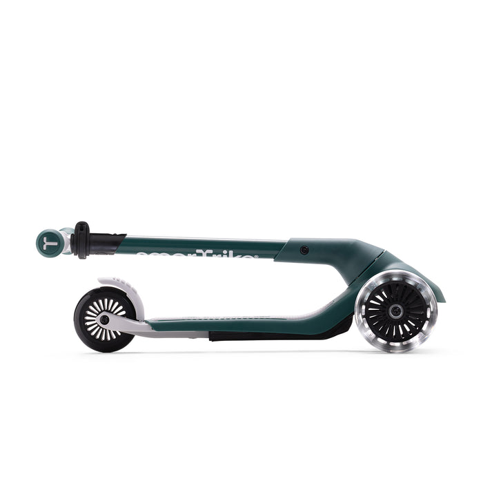 Xtend Mini+ Kinder Scooter in Grün zusammengeklappt in Seitenansicht, platzsparend faltbar und ideal für Transport und Aufbewahrung
