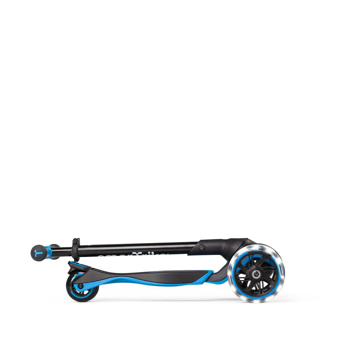 Blauer Kinderroller zusammengeklappt mit LED-Rädern – kompakter faltbarer Scooter für einfachen Transport und platzsparende Aufbewahrung